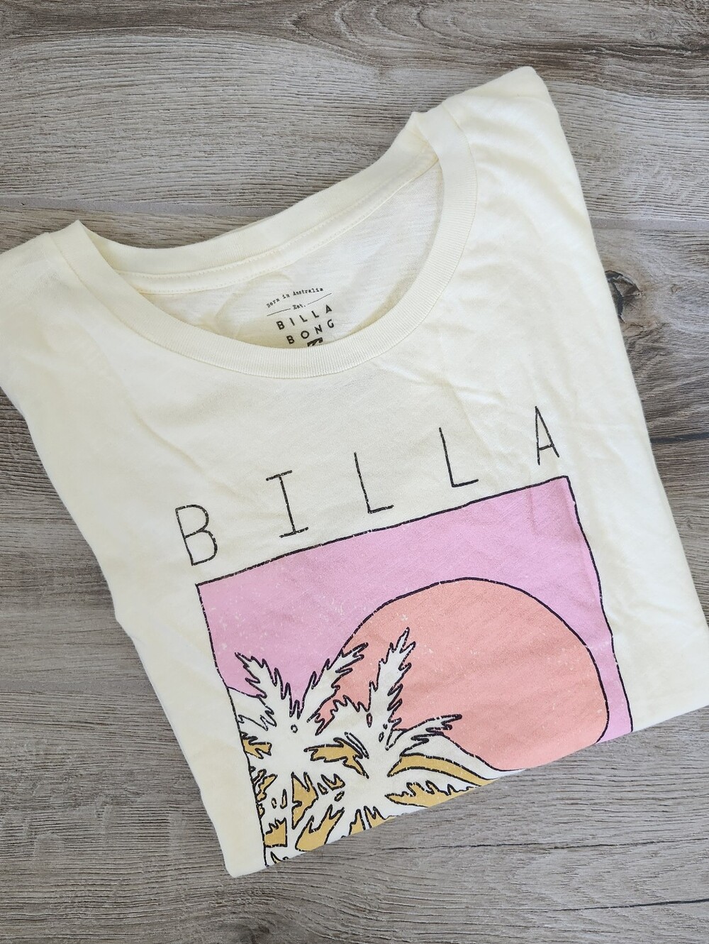 Billabong Light Yellow Short-Sleeve Tee with Pink Sunset Graphic Size M